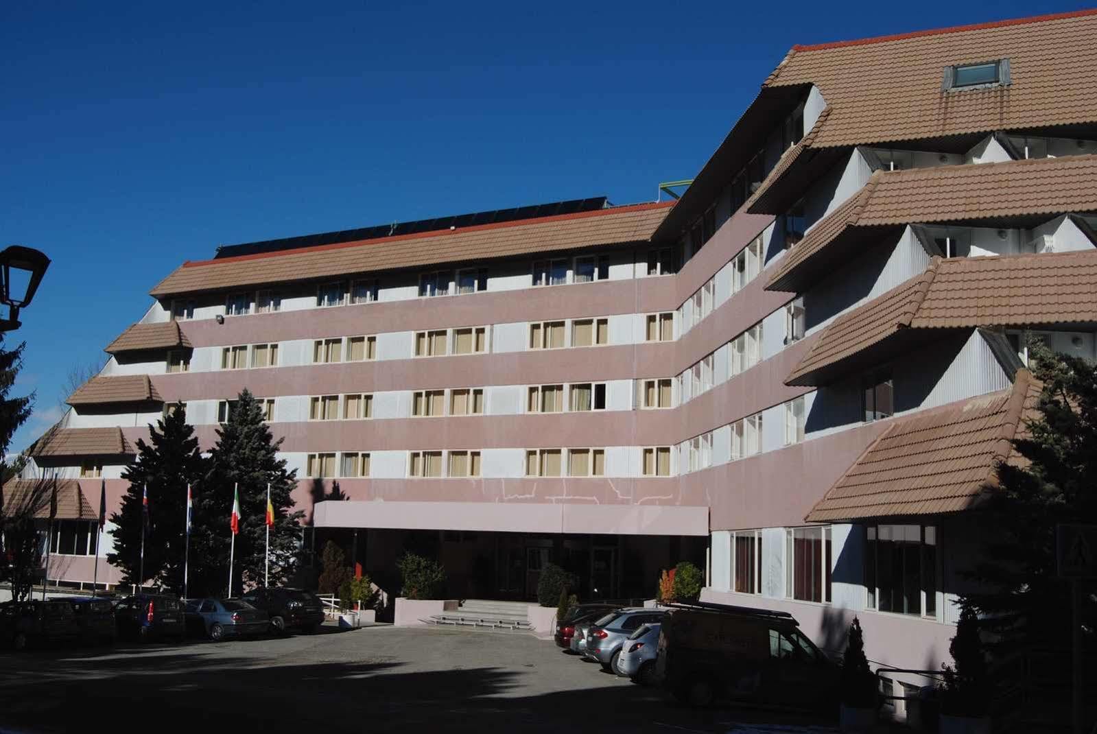 Alp Hotel Masella Exterior photo